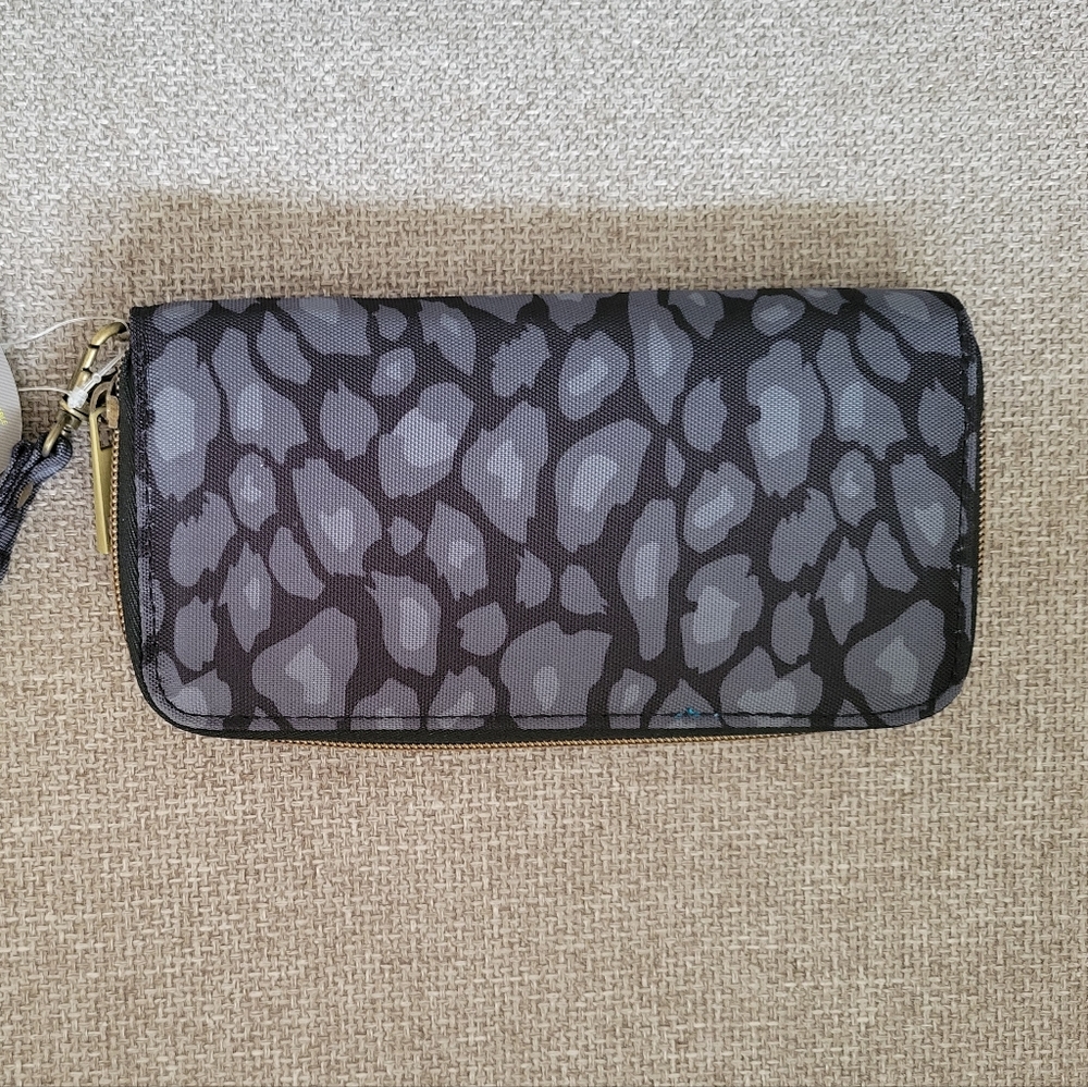 Travelon RFID blocking wallet - Picture 2 of 4